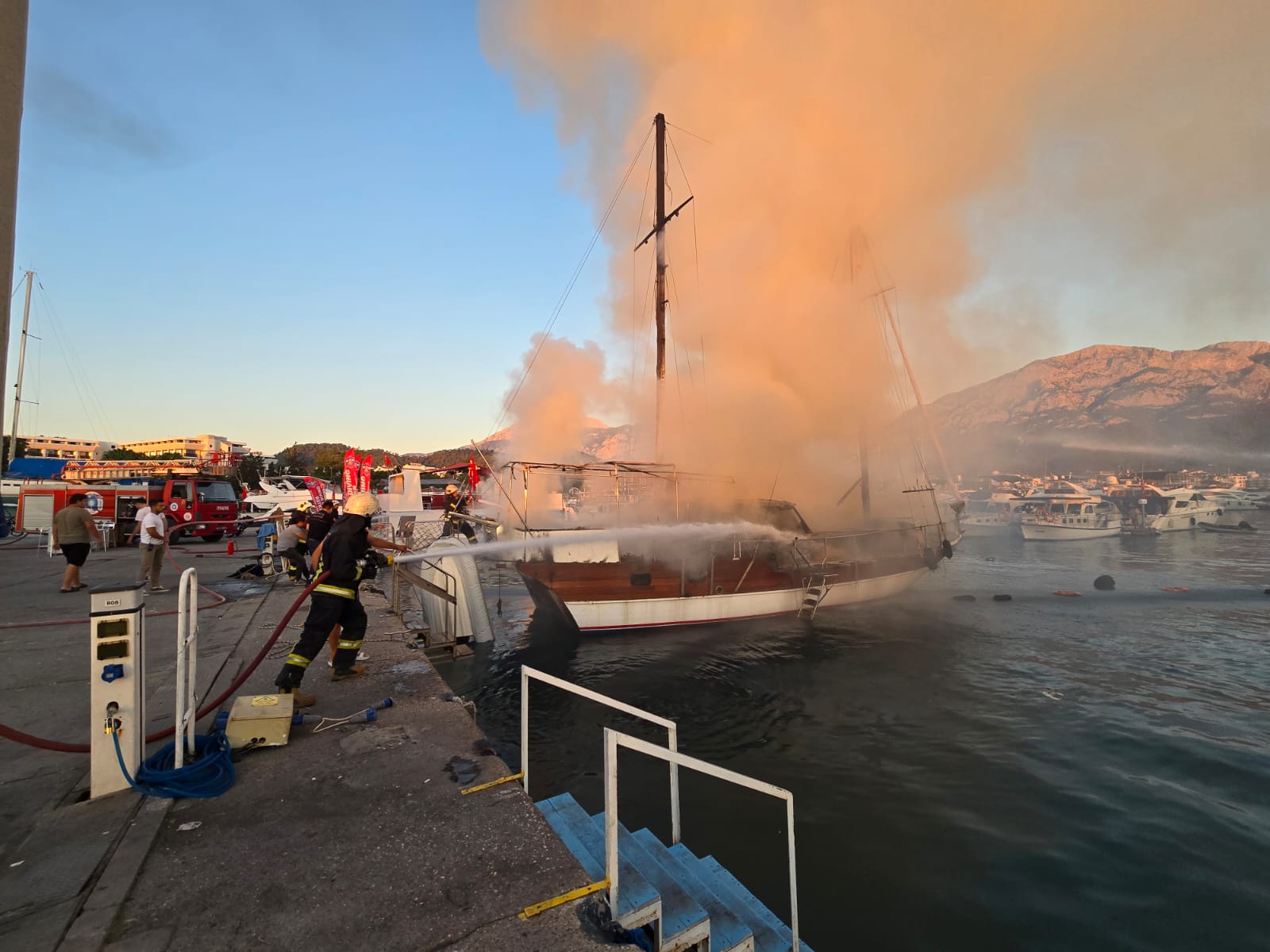 Antalya Kemer'de Gezi Teknesinde Yangın Çıktı