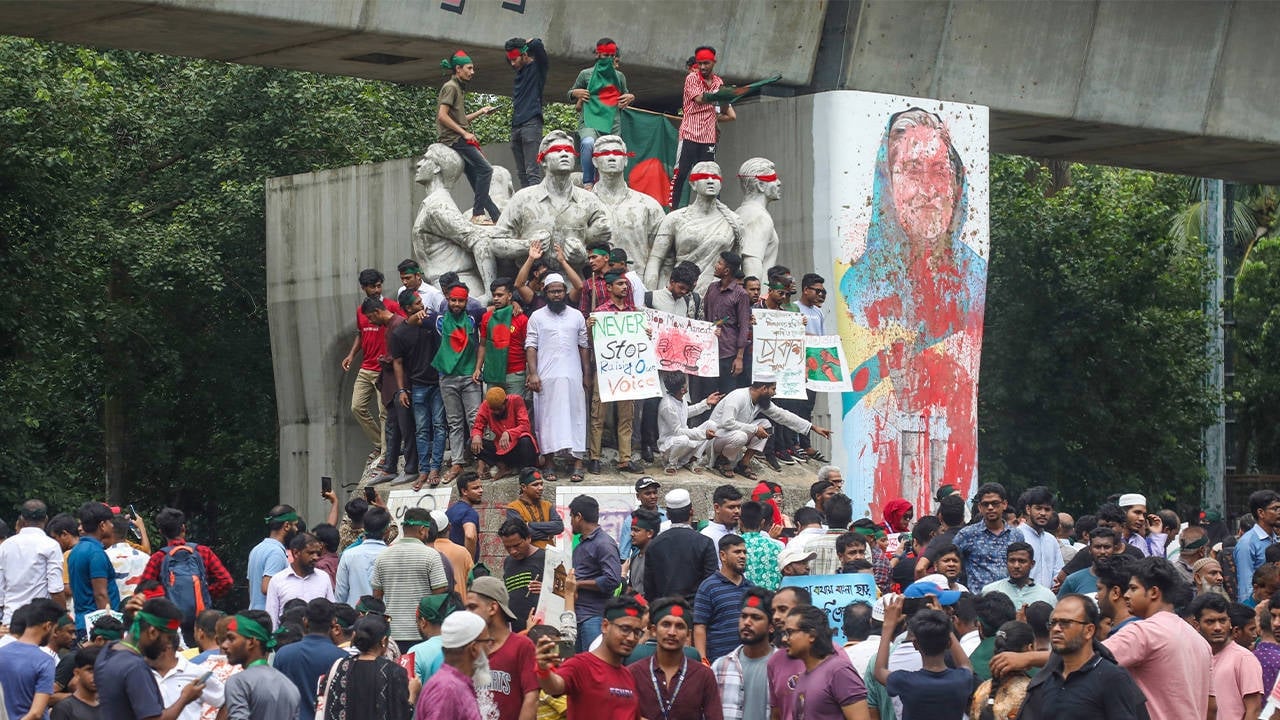 Bangladeş'te Siyasi Kriz ve Protestolar: Başbakan Hasina'nın İstifası Talep Ediliyor