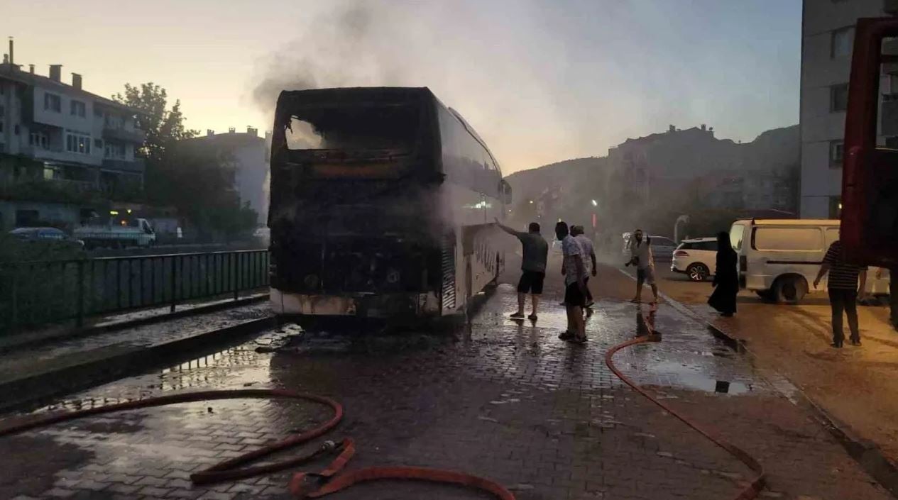 Cide'de Kundaklama Olayı: Otobüs ve Teknelerde Yangın