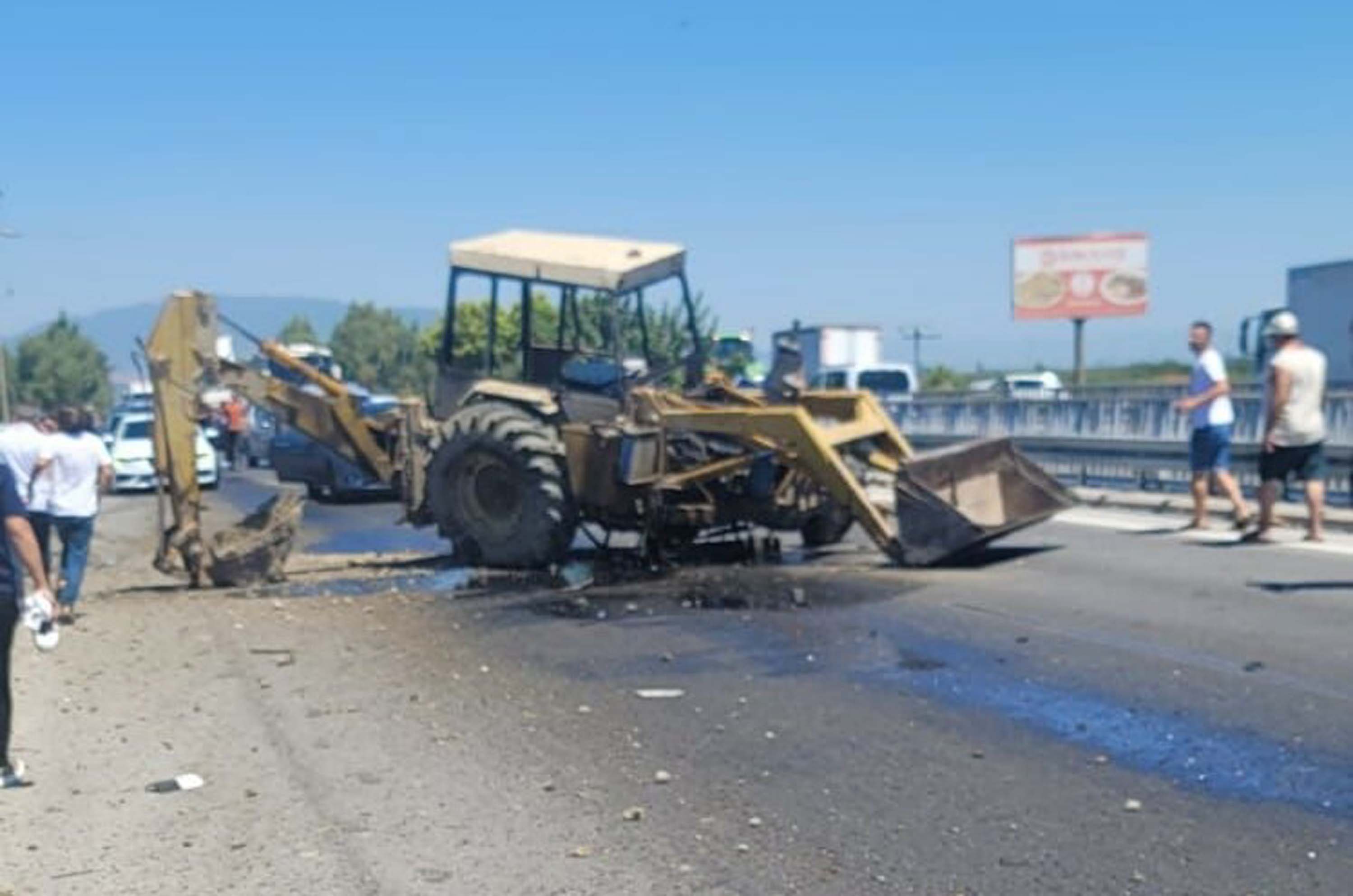 Didim'de Kaza: Yolcu Otobüsü İş Makinesine Çarptı