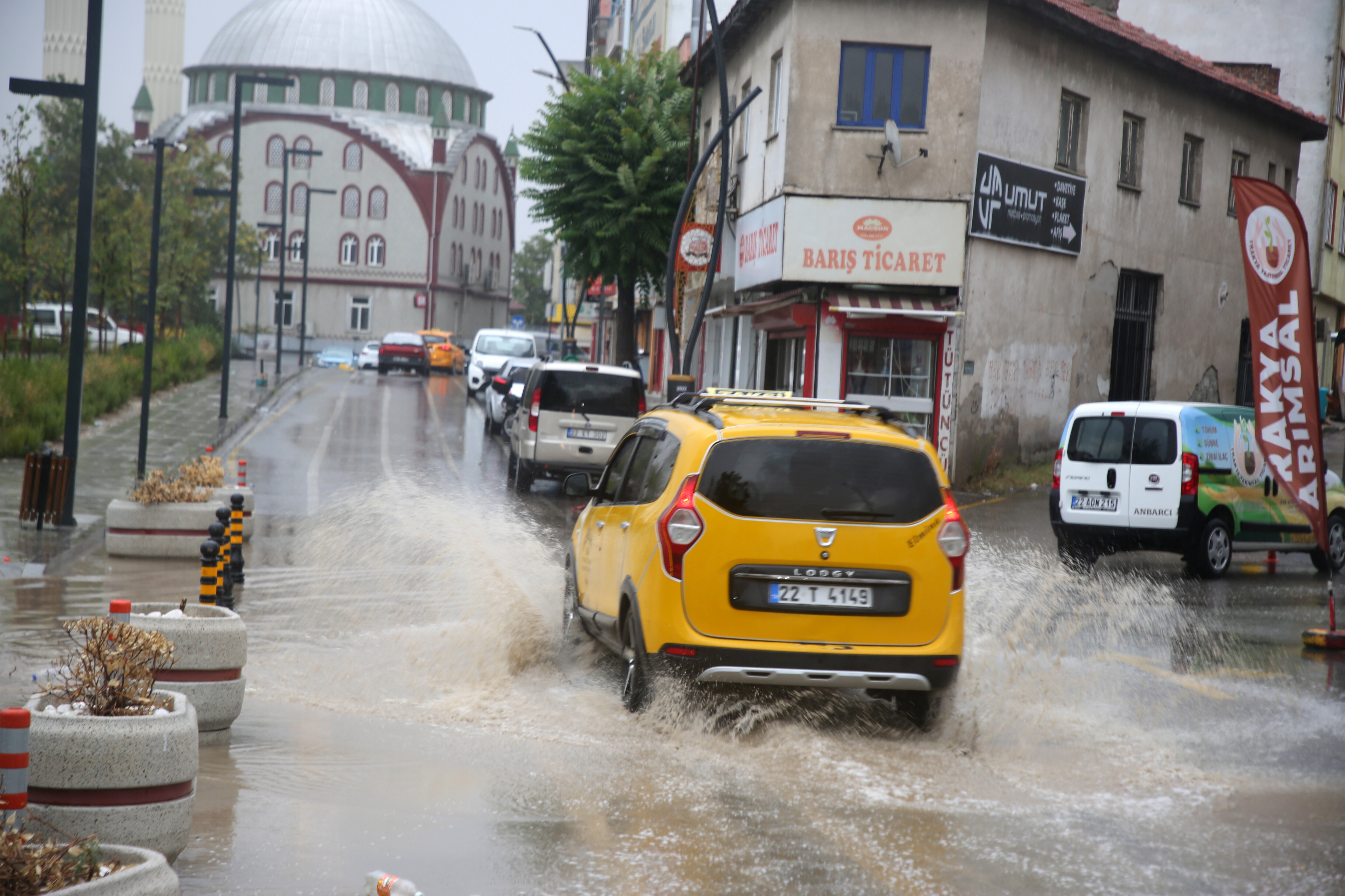 Edirne'de Sağanak Yağış Hayatı Olumsuz Etkiledi