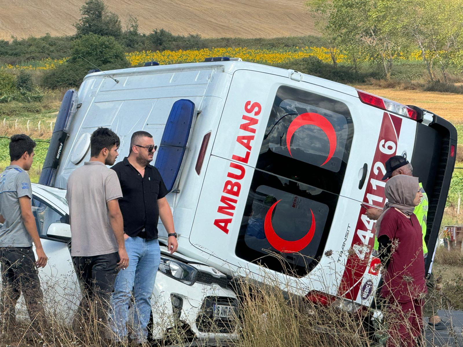 İstanbul Arnavutköy'de Ambulans ile Otomobil Çarpıştı