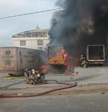 İstanbul Esenyurt'ta Tekstil Yüklü TIR'da Yangın Paniği