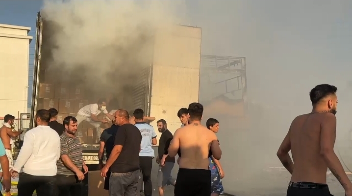 İstanbul Esenyurt'ta Tekstil Yüklü TIR'da Yangın Paniği