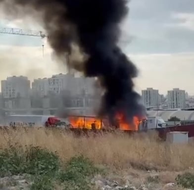 İstanbul Esenyurt'ta Tekstil Yüklü TIR'da Yangın Paniği