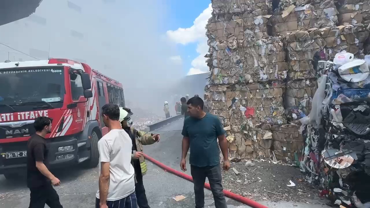 İstanbul'da Atık Kâğıt Dönüşüm Tesisinde Yangın!