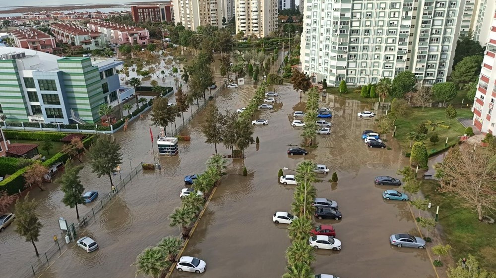 İzmir Karşıyaka'da Sel ve Taşkın Nedeniyle Araç Değeri Düşüyor