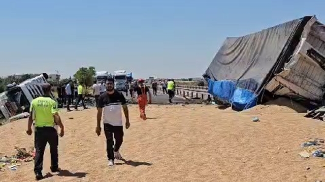 Mardin'de Trafik Kazası: Buğday ve Elmalar Yola Saçıldı