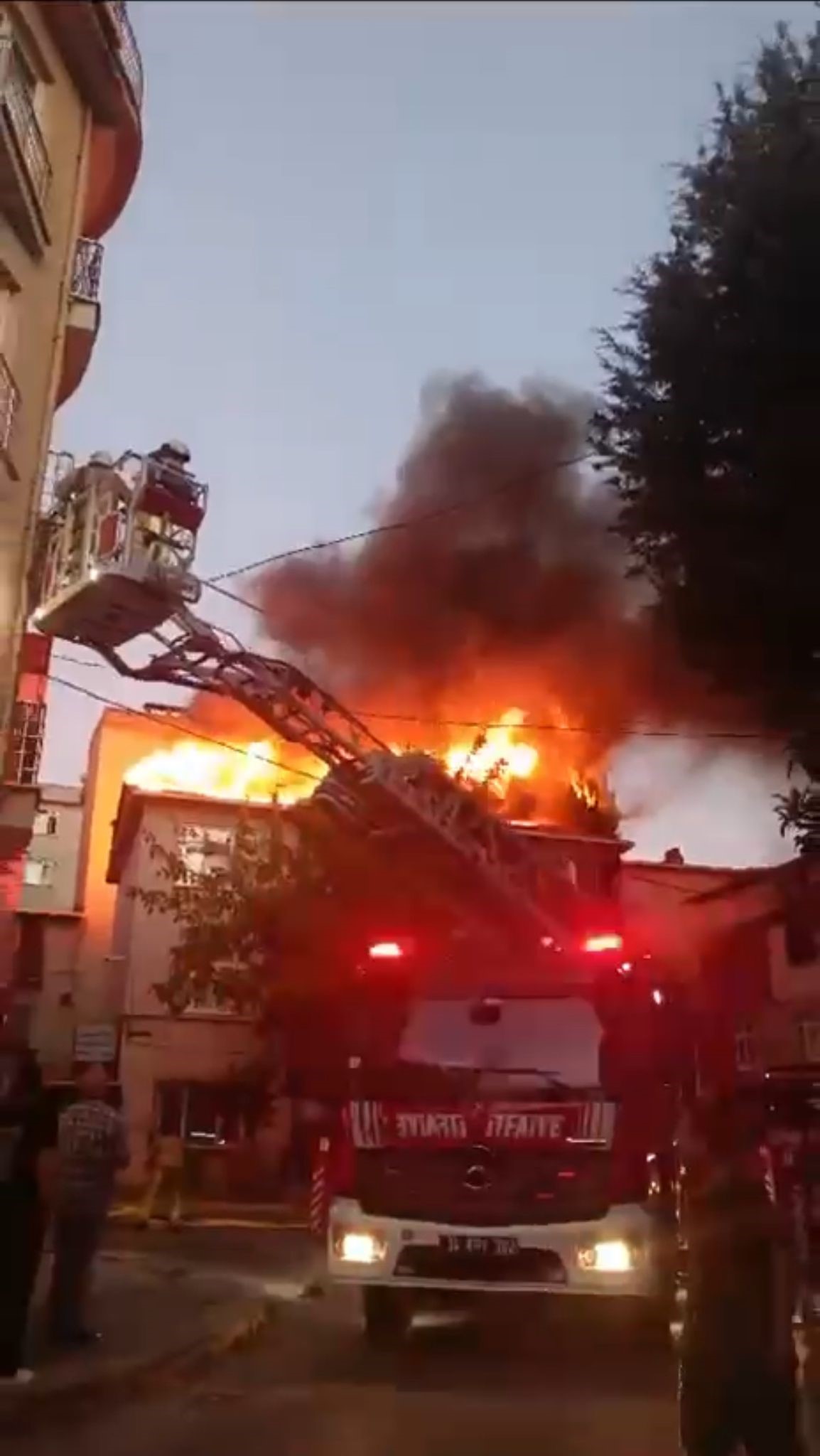 Pendik'te Çatı Katında Yangın