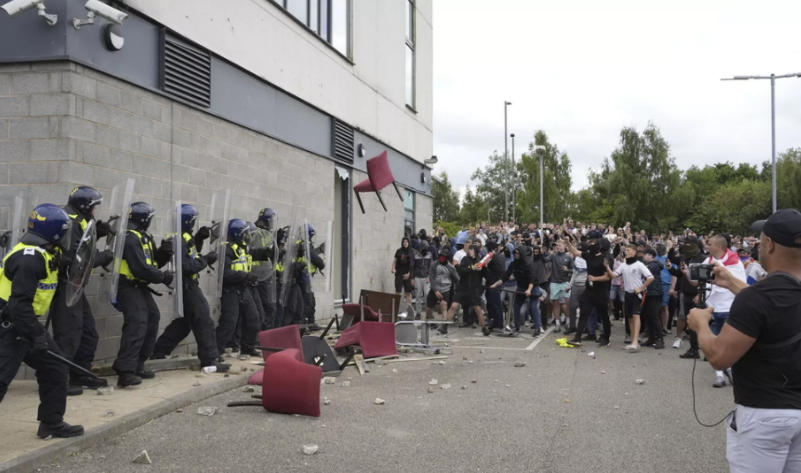 Rotherham'daki Aşırı Sağcı Protestolar ve Şiddet Olayları