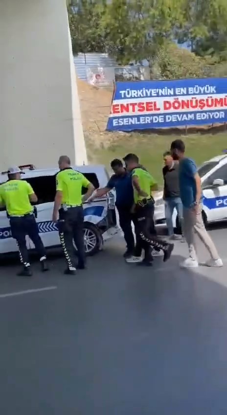 Esenler'de Polis Ekiplerine Otomobil Çarptı