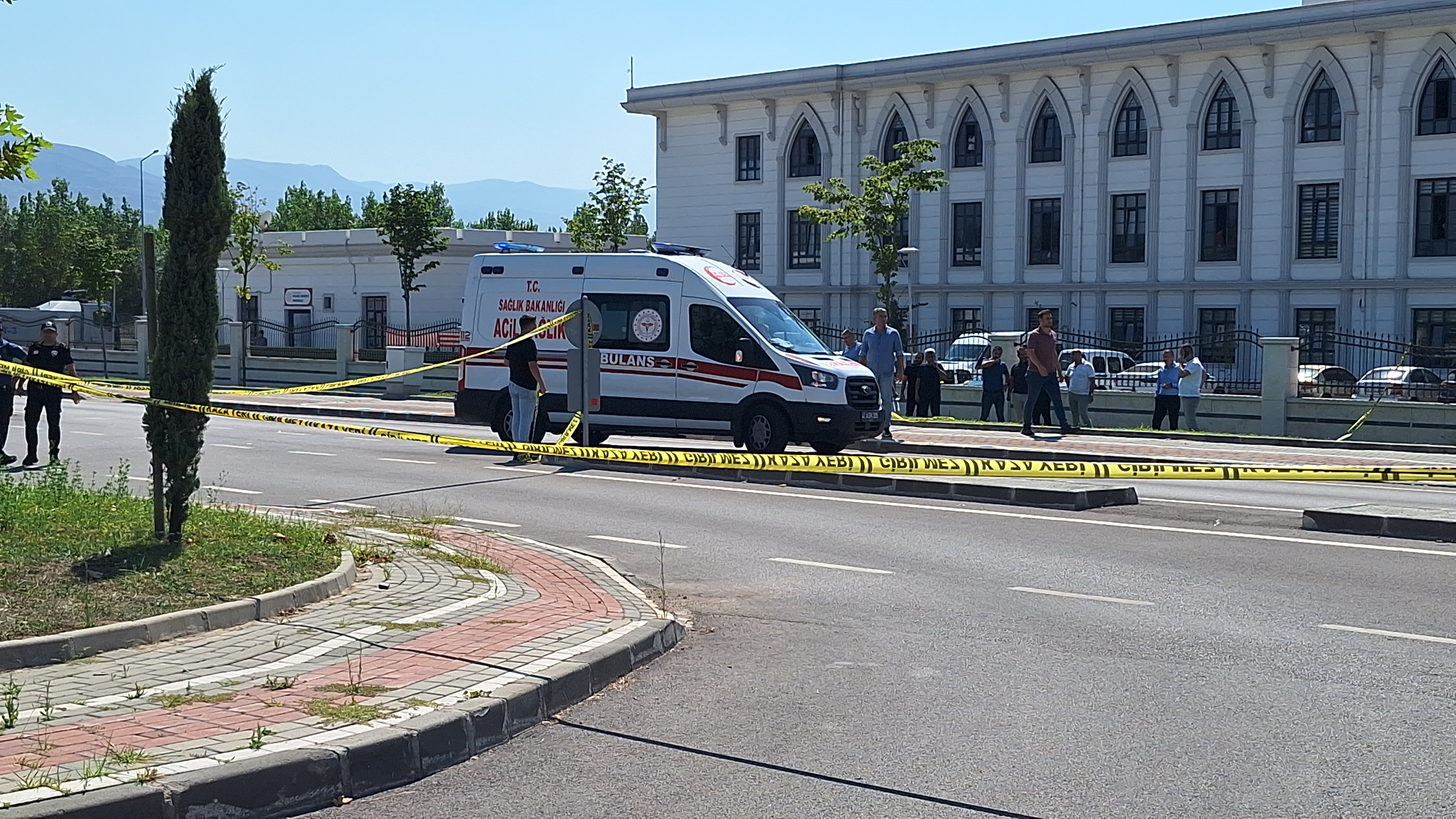 Kocaeli'de Bıçaklı Saldırı: Polis Aracına Zarar Veren Şüpheli Yaralandı