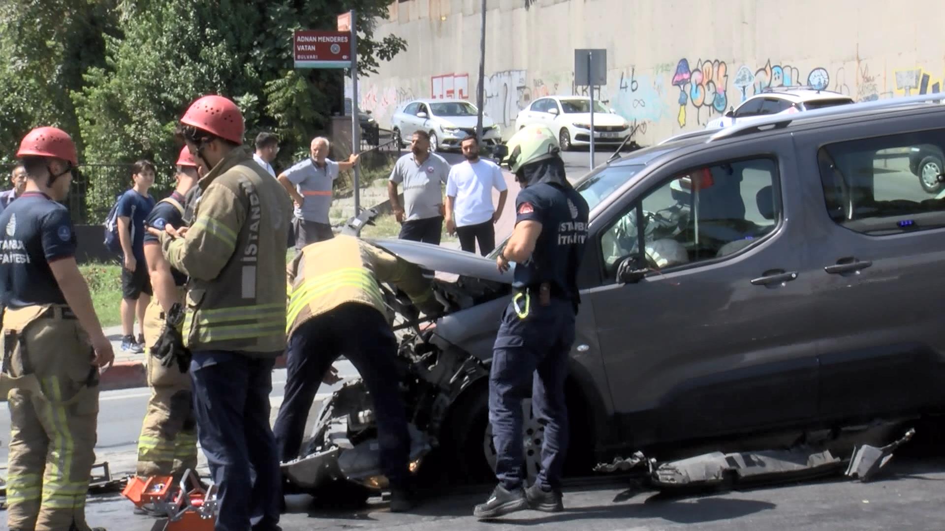 Vatan Caddesi'nde Trafik Kazası: Hafif Ticari Araç Refüjü Aştı