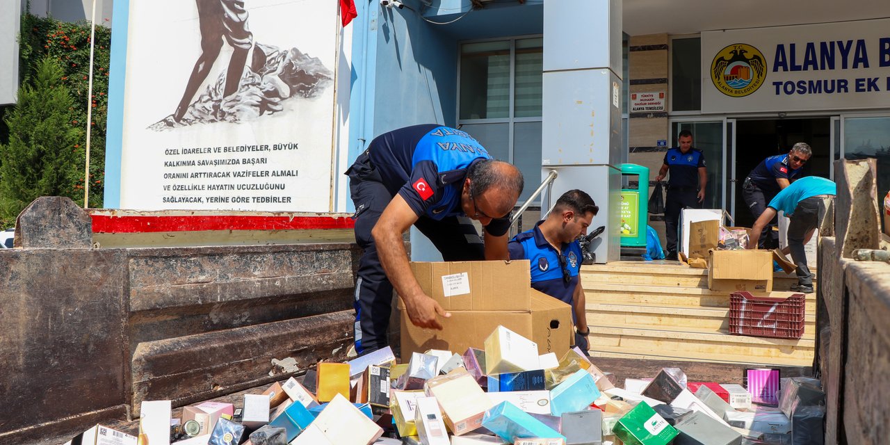 Alanya Belediyesi'nden Seyyar Satıcılara Denetim ve Sahte Ürün İmhası