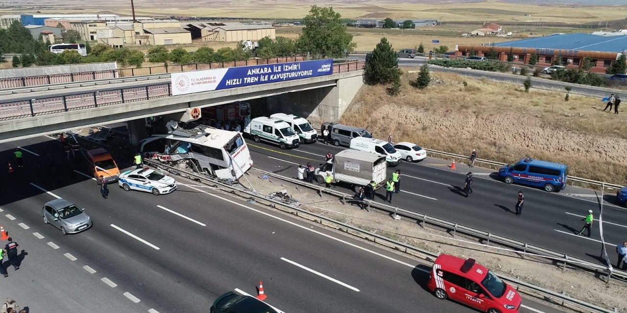 Doğubayazıt'tan İzmir'e Giden Otobüs Kazasında 9 Kişi Hayatını Kaybetti