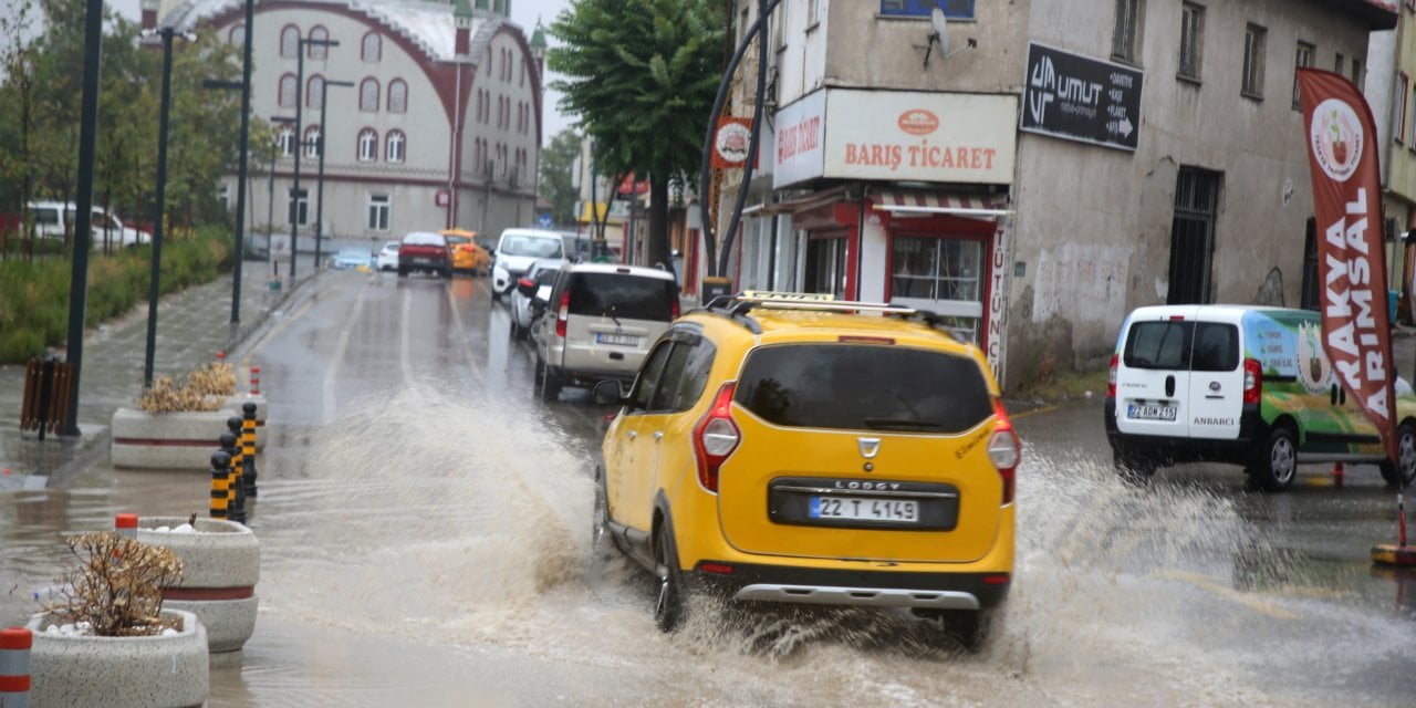 Edirne'de Sağanak Yağış Hayatı Olumsuz Etkiledi