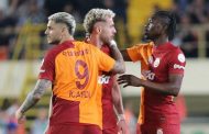 Galatasaray, Sol Bek Derrick Köhn için Transfer Tekliflerini Değerlendiriyor