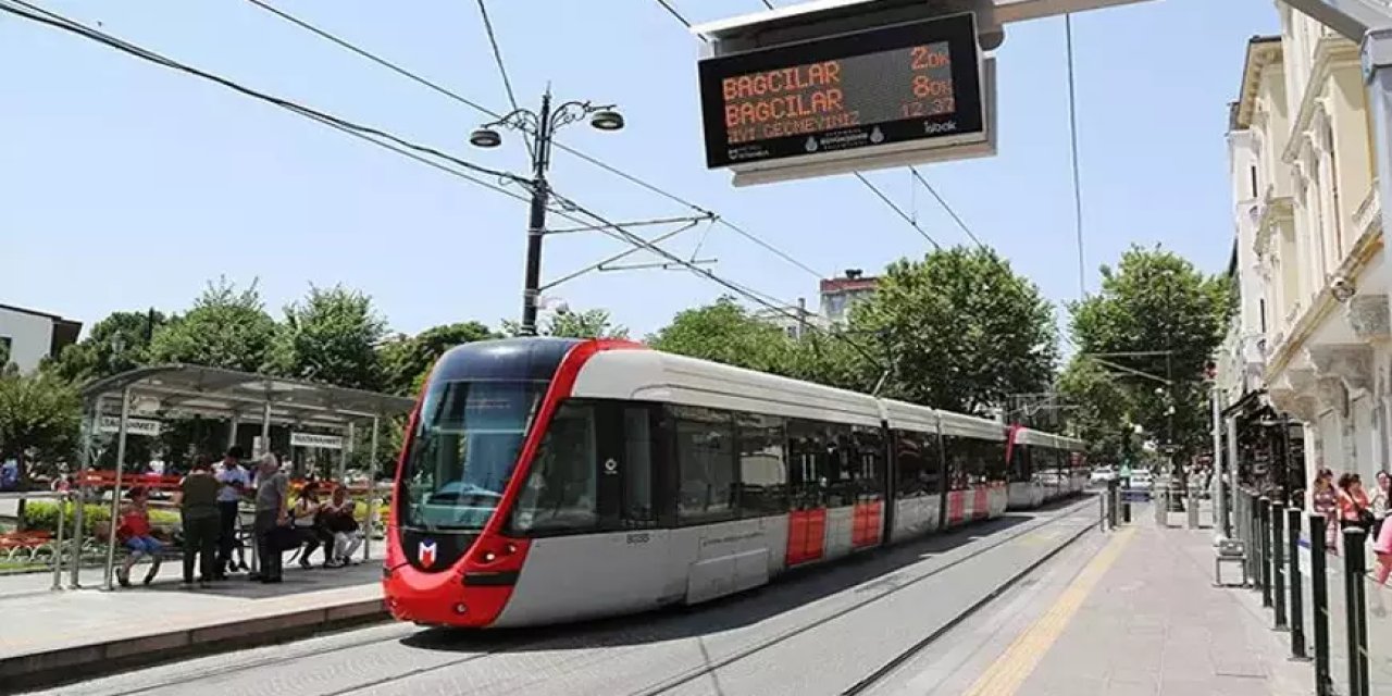 Gülhane Bölgesinde Yangın Sebebiyle Tramvay Seferleri Durduruldu