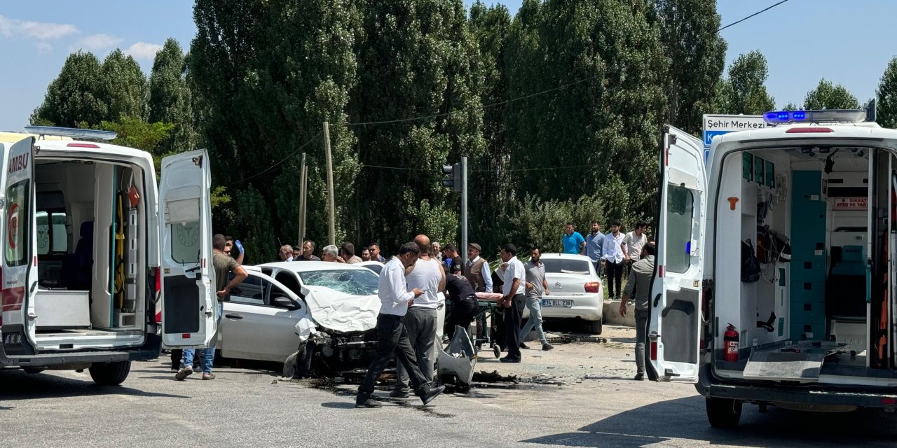 Gürpınar'da Trafik Kazası: 4 Yaralı