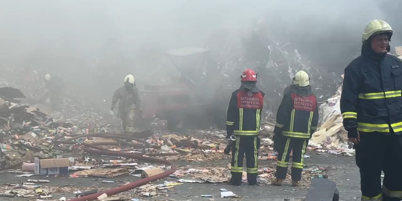 İstanbul'da Atık Kâğıt Dönüşüm Tesisinde Yangın