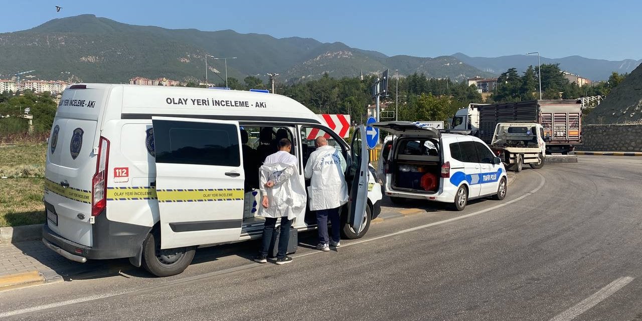 Karabük'te Hızla Kaçan Araç Kaza Yaptı: Çalıntı ve Narkotik Madde Ele Geçirildi