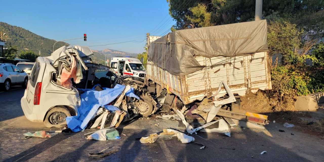 Manisa'nın Ahmetli İlçesinde Feci Trafik Kazası: 4 Ölü, 3 Yaralı