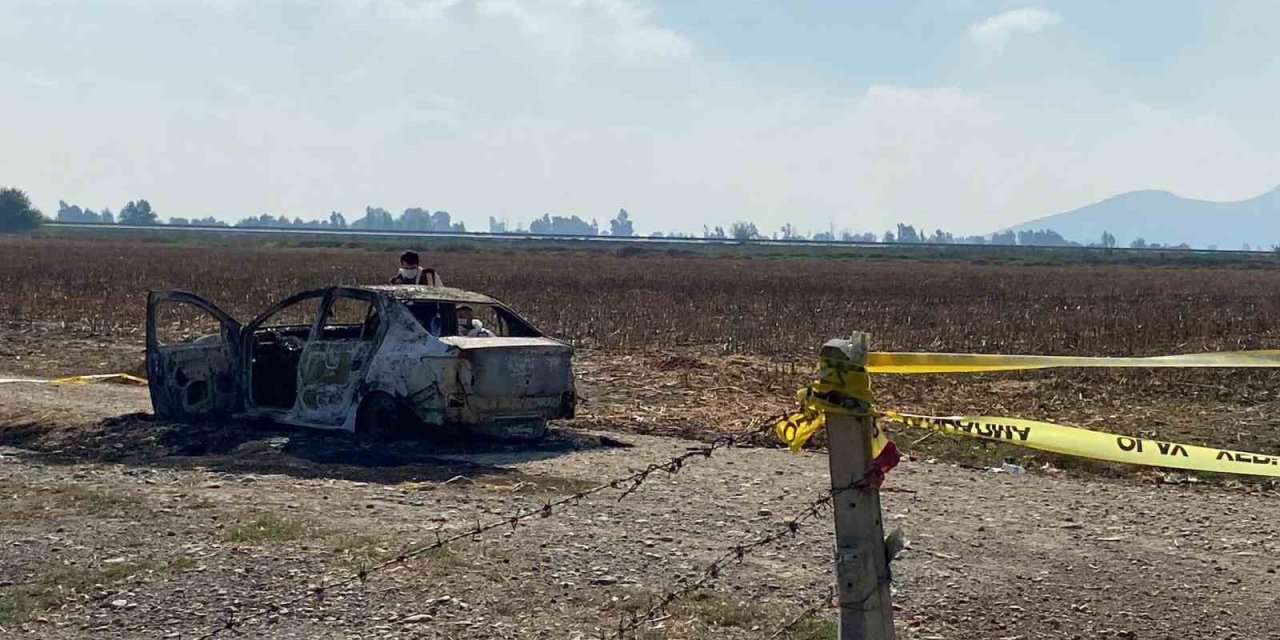 Adana'nın Kozan İlçesinde Yanmış Araçta Erkek Cesedi Bulundu