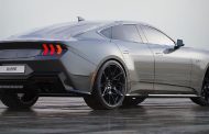 Ford'un Yeni Mustang Modelleri: Dört Kapılı Sedan ve V8 Motorlu Üstü Açık Versiyonlar