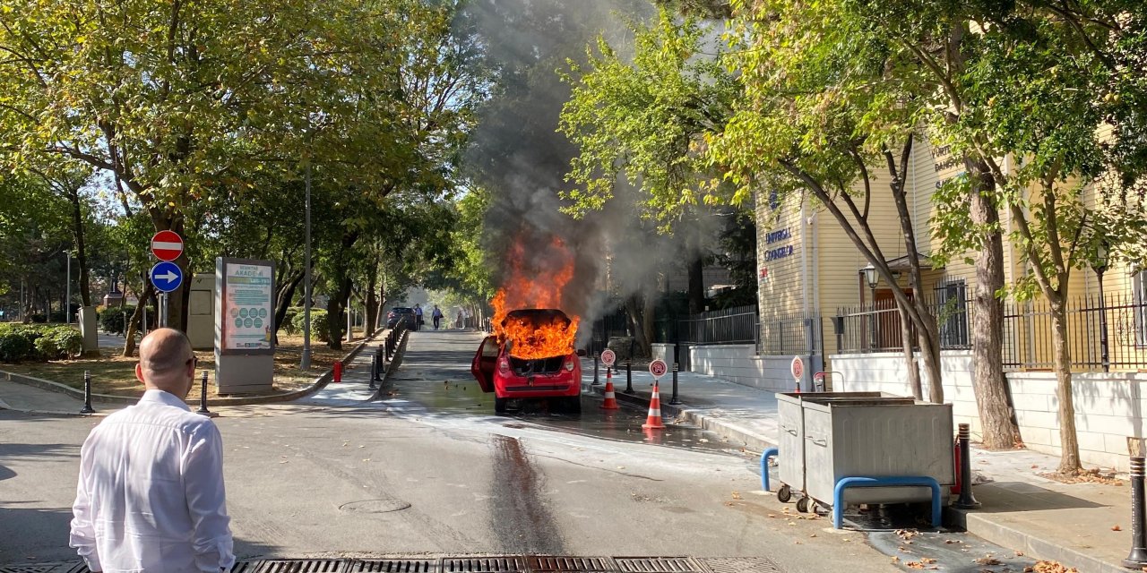 Levent Mahallesi'nde Otomobil Yangını