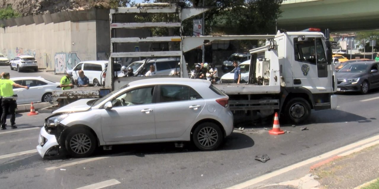 Vatan Caddesi'nde Trafik Kazası: Hafif Ticari Araç Refüjü Aştı